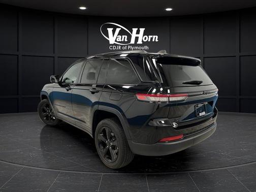 Diamond Black Crystal Pearlcoat 2023 Jeep Grand Cherokee Altitude