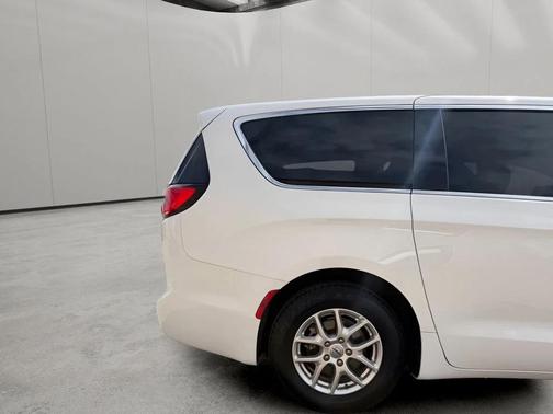Bright White Clearcoat 2023 Chrysler Pacifica Touring L