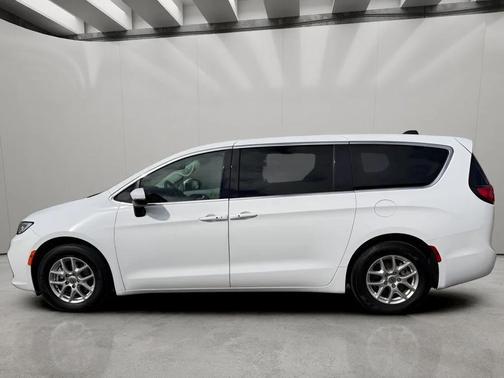 Bright White Clearcoat 2023 Chrysler Pacifica Touring L