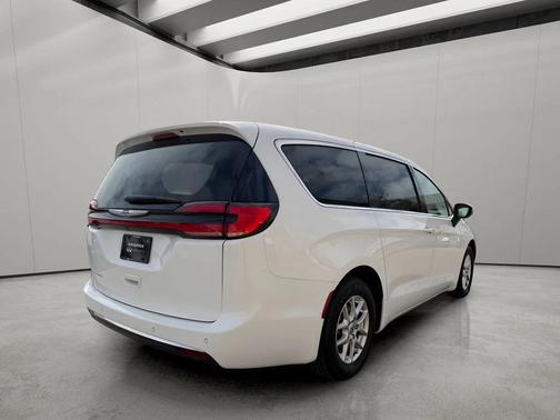 Bright White Clearcoat 2023 Chrysler Pacifica Touring L