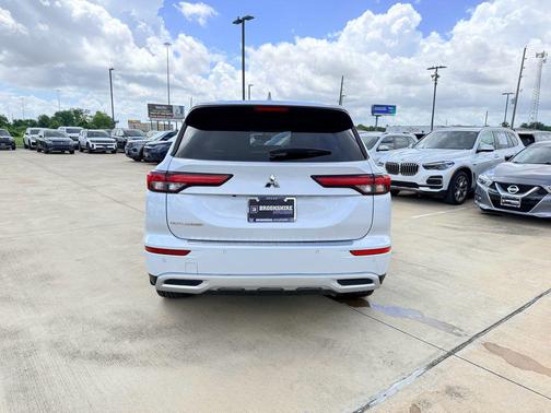 White Diamond 2023 Mitsubishi Outlander SP