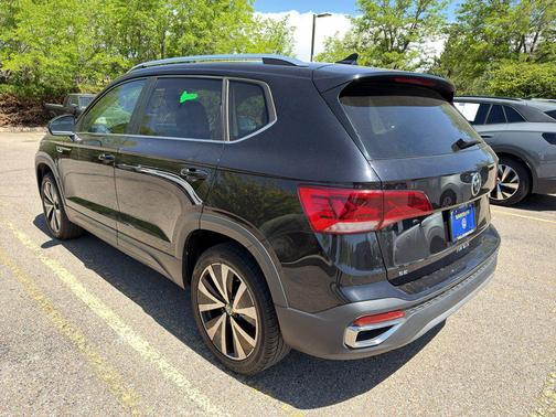 Deep Black Pearl 2024 Volkswagen Taos 1.5T SE