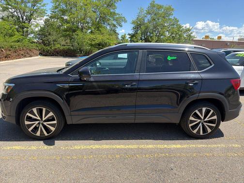 Deep Black Pearl 2024 Volkswagen Taos 1.5T SE