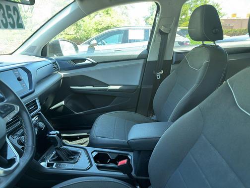 Deep Black Pearl 2024 Volkswagen Taos 1.5T SE