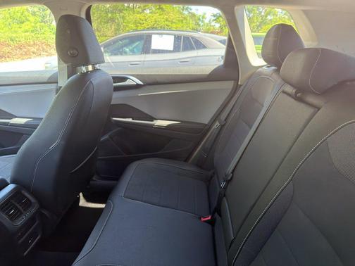 Deep Black Pearl 2024 Volkswagen Taos 1.5T SE
