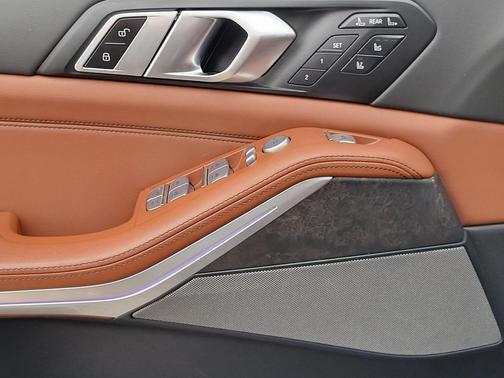 Black Sapphire Metallic 2024 BMW X7 xDrive40i