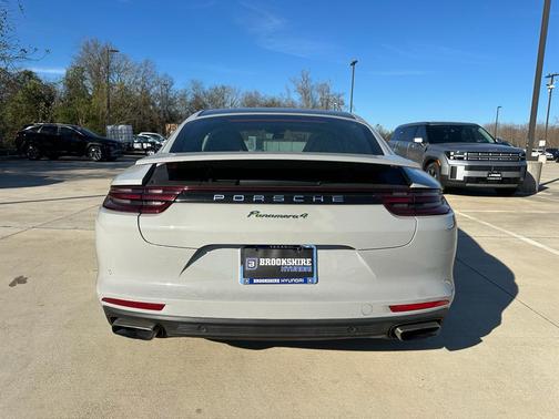 2018 Porsche Panamera 4
