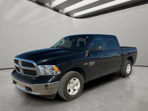 Diamond Black Crystal Pearlcoat 2022 RAM 1500 Classic SLT