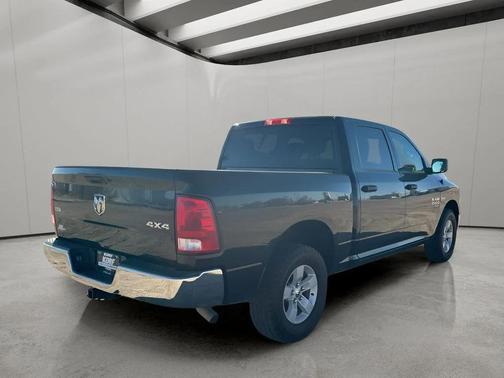 Diamond Black Crystal Pearlcoat 2022 RAM 1500 Classic SLT
