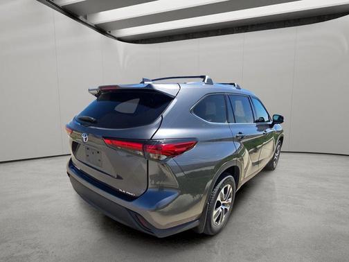 Magnetic Gray Metallic 2021 Toyota Highlander XLE