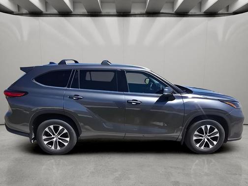 Magnetic Gray Metallic 2021 Toyota Highlander XLE