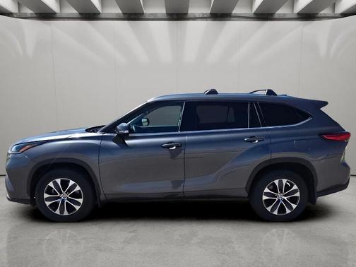 Magnetic Gray Metallic 2021 Toyota Highlander XLE