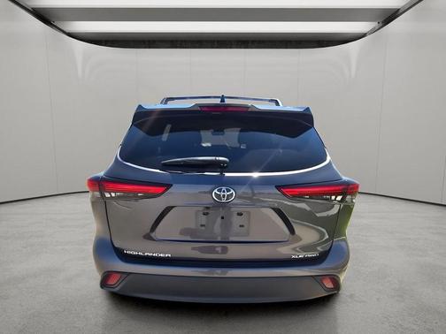 Magnetic Gray Metallic 2021 Toyota Highlander XLE