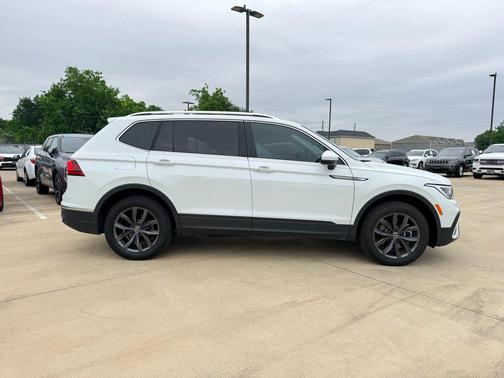 White 2022 Volkswagen Tiguan 2.0T SE