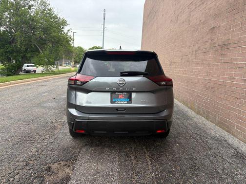 Gun Metallic 2024 Nissan Rogue SV