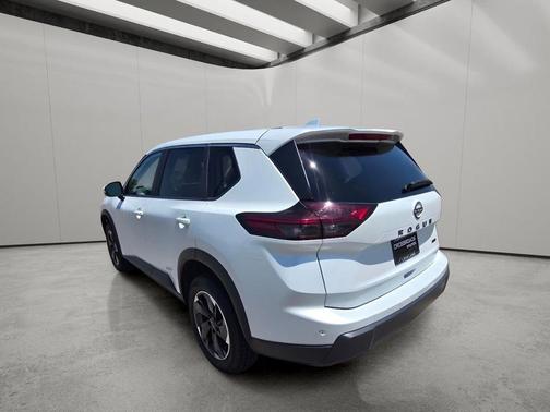 Everest White Pearl 2025 Nissan Rogue SV