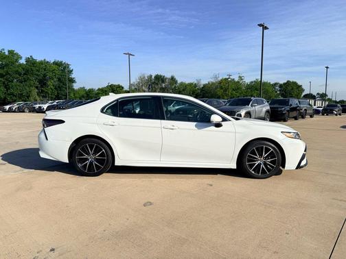 White 2022 Toyota Camry SE
