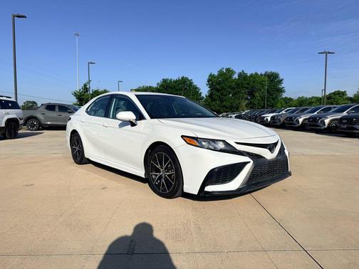 White 2022 Toyota Camry SE