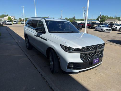 CRYSTAL WHITE METALLIC CC 2025 Lincoln Navigator Black Label