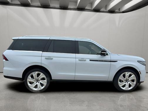 CRYSTAL WHITE METALLIC CC 2025 Lincoln Navigator Black Label