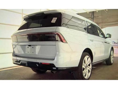 CRYSTAL WHITE METALLIC CC 2025 Lincoln Navigator Black Label