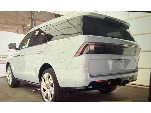 CRYSTAL WHITE METALLIC CC 2025 Lincoln Navigator Black Label