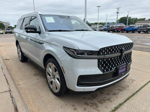 CRYSTAL WHITE METALLIC CC 2025 Lincoln Navigator Black Label