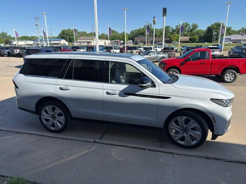 CRYSTAL WHITE METALLIC CC 2025 Lincoln Navigator Black Label