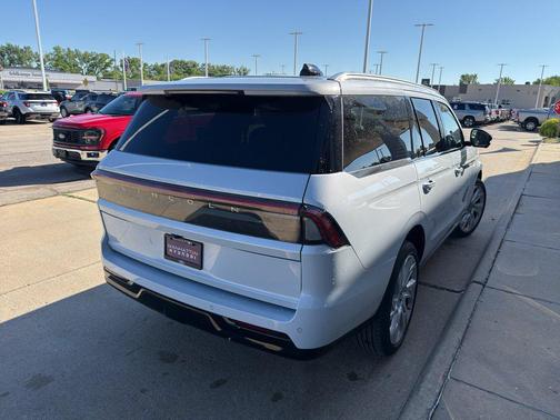 CRYSTAL WHITE METALLIC CC 2025 Lincoln Navigator Black Label
