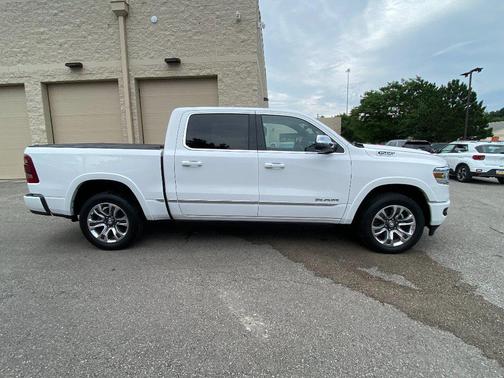 Bright White Clearcoat 2023 RAM 1500 Limited
