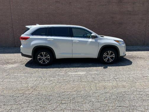 Blizzard Pearl 2017 Toyota Highlander LE Plus