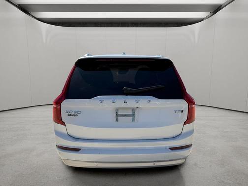White 2022 Volvo XC90 T5 Momentum
