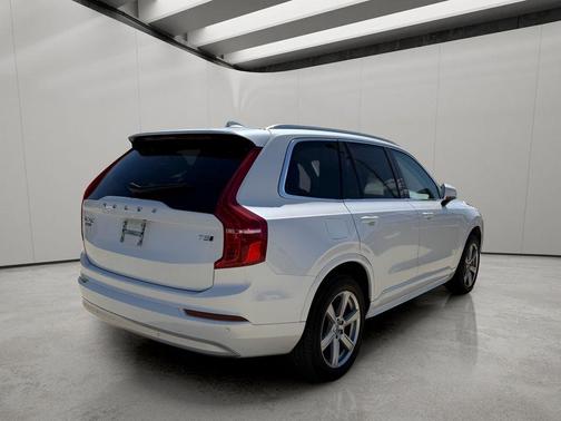 White 2022 Volvo XC90 T5 Momentum