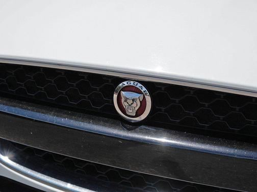 Fuji White 2018 Jaguar F-TYPE 296HP
