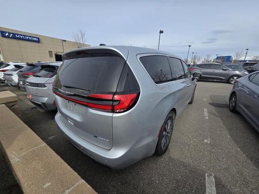 2024 Chrysler Pacifica Hybrid Select