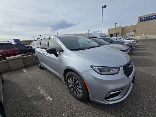 2024 Chrysler Pacifica Hybrid Select