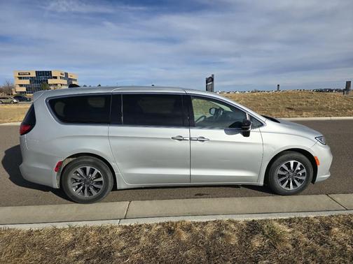 2024 Chrysler Pacifica Hybrid Select