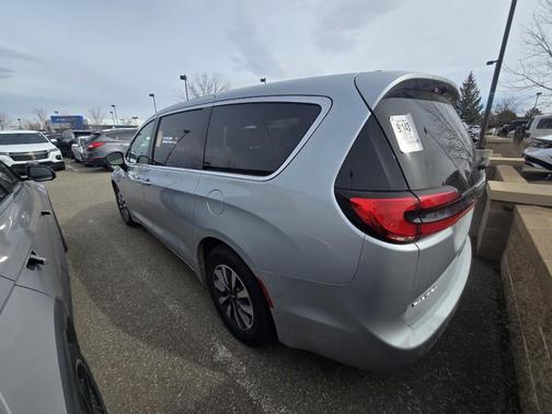 2024 Chrysler Pacifica Hybrid Select