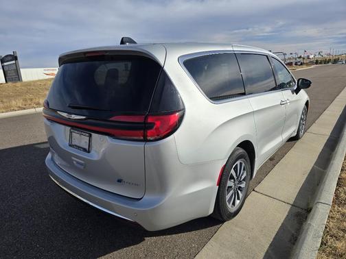 2024 Chrysler Pacifica Hybrid Select