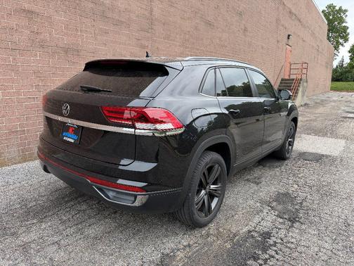 Deep Black Pearl 2022 Volkswagen Atlas Cross Sport 2.0T SE
