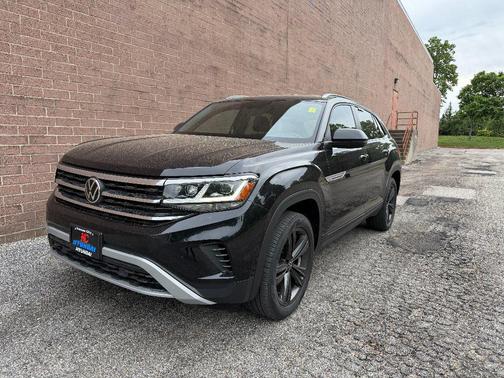 Deep Black Pearl 2022 Volkswagen Atlas Cross Sport 2.0T SE
