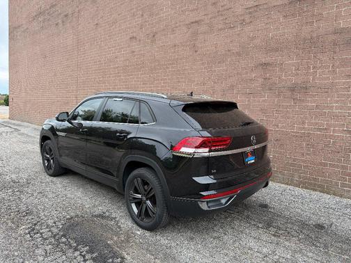 Deep Black Pearl 2022 Volkswagen Atlas Cross Sport 2.0T SE