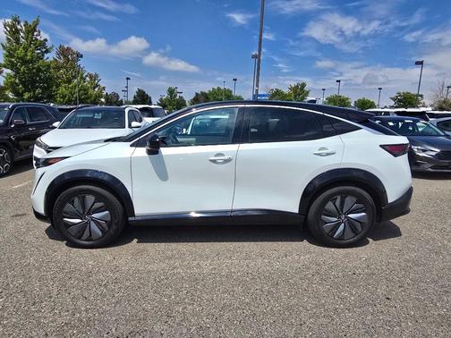 Everest White Pearl Tricoat/Black Diamond Pearl 2025 Nissan ARIYA ENGAGE