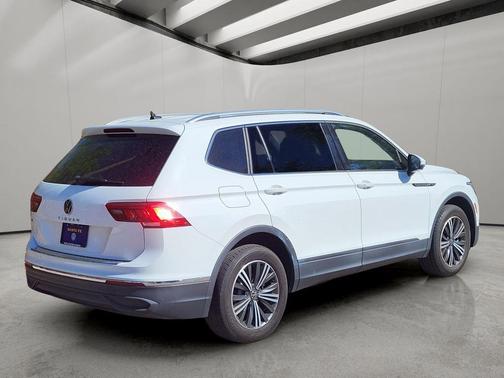 White 2022 Volkswagen Tiguan 2.0T SE