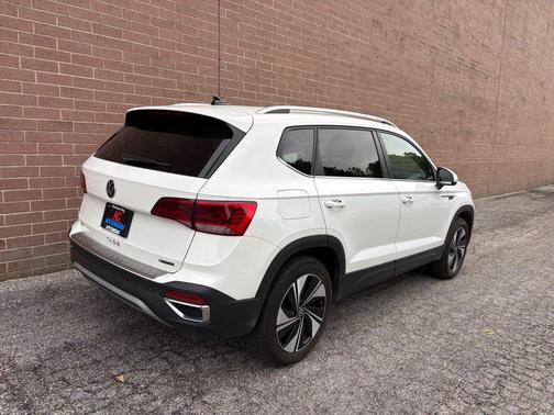 White 2024 Volkswagen Taos 1.5T SE