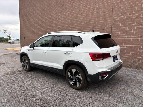 White 2024 Volkswagen Taos 1.5T SE