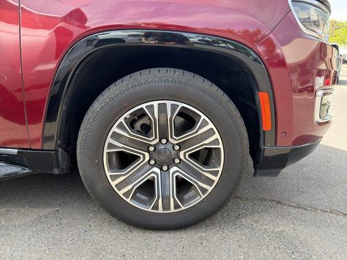 2023 Jeep Wagoneer L Series II 4x2