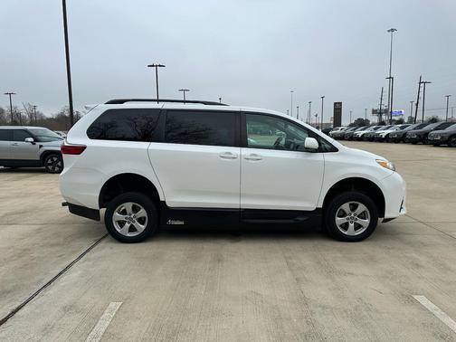 2020 Toyota Sienna LE