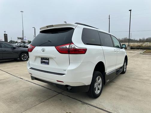 2020 Toyota Sienna LE