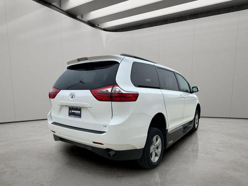 2020 Toyota Sienna LE